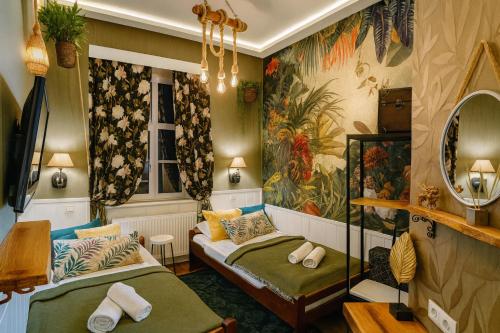 ウィーンにあるUrban Budget Boutique Hotel Viennaのベッドが2つと鏡がある部屋