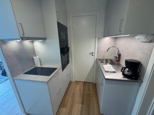 Kuchyň nebo kuchyňský kout v ubytování Ny renoverad lägenhet Lidköping My Hostel