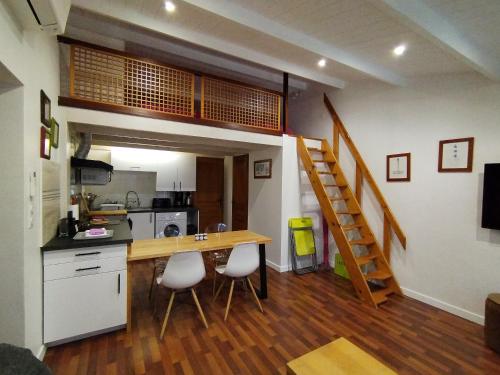 una cucina con tavolo e sedie in una piccola casa di Danae 2 a Saint-Martin-de-Ré