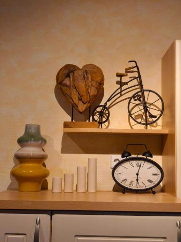 a shelf with a bike and a clock on it at Ferienwohnung yuan in Bruchweiler-Bärenbach