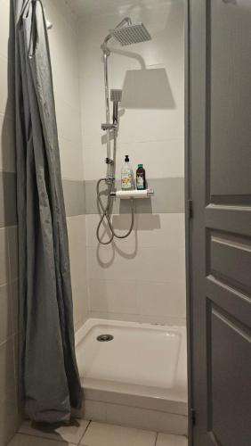 ein Badezimmer mit Dusche, Waschbecken und Badewanne in der Unterkunft Logement au calme, avec vue dégagée in Ardoix