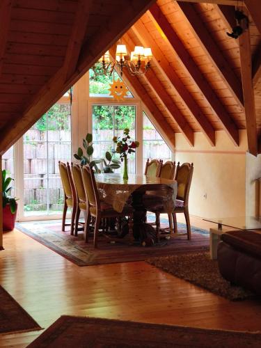 a dining room with a wooden table and chairs at Ferienwohnung yuan in Bruchweiler-Bärenbach