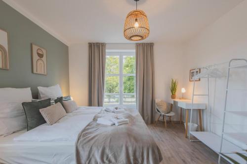 a bedroom with a bed and a desk and a window at Rentaflat Hamburg 01 am Bahnhof in Norderstedt