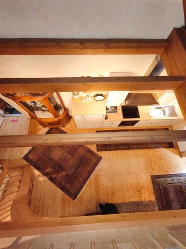 an overhead view of a room with a wooden table at Ferienwohnung yuan in Bruchweiler-Bärenbach