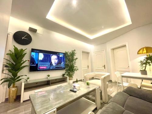 Una televisión o centro de entretenimiento en شقة 9