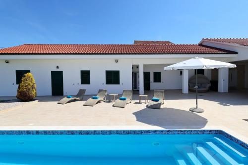 Kolam renang di atau dekat dengan Holiday house Luca with private pool