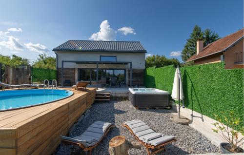 Beautiful Home In Vurot With Wifiの敷地内または近くにあるプール