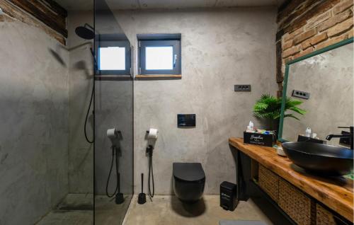 Beautiful Home In Vurot With Wifiにあるバスルーム