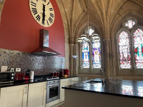 フォート・オーガスタスにあるSt Andrew's Chapel - Abbey Church 6の大きなキッチン(壁掛け時計付)