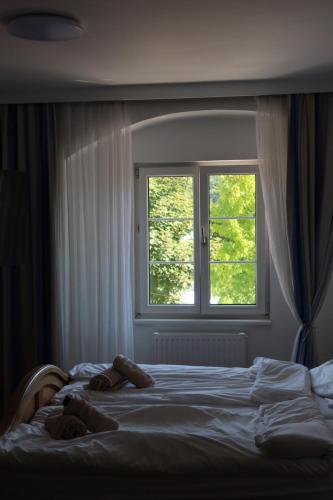 a bed in a bedroom with a window at La Veneziana Guesthouse in Aschach an der Donau