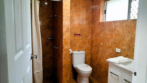 Bilik mandi di The Queenslander Motel