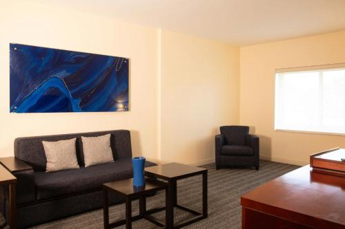 a living room with a couch and a chair at Courtyard Toluca Tollocan in Toluca