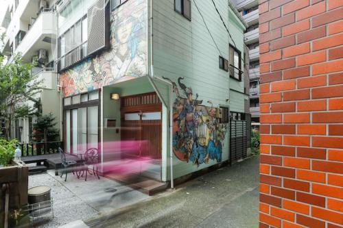 a building with a mural on the side of it at 西新宿和庵 wa-an homestay in Tokyo