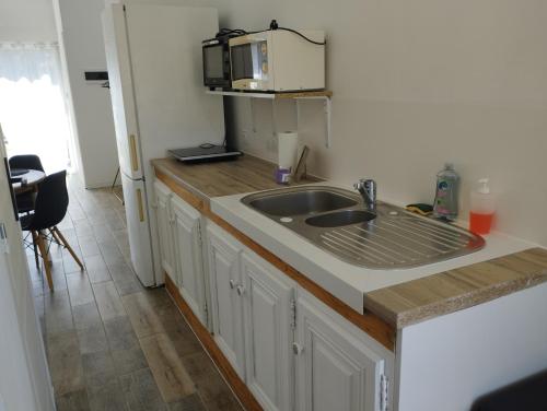 Η κουζίνα ή μικρή κουζίνα στο Studio cosy près de La Rochelle