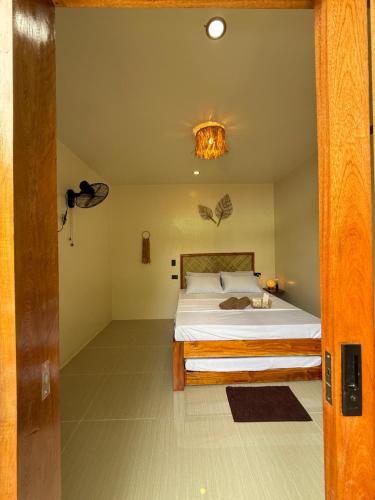 Postel nebo postele na pokoji v ubytování Isla Cuatro Siargao - Starlink