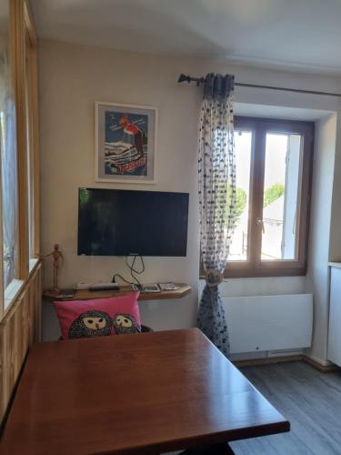 TV a/nebo společenská místnost v ubytování Studio cosy - centre du village