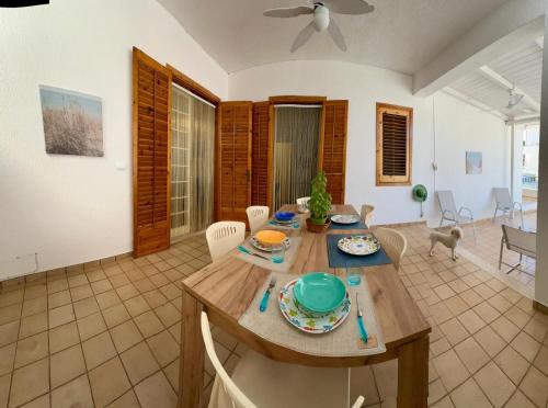 a kitchen and dining room with a table and chairs at La casa di Lilly in Villaggio Azzurro