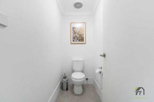 Ένα μπάνιο στο Quiet and Cozy 4 Bedrooms in Werrington