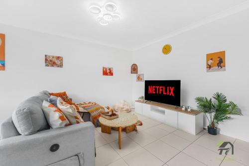 Televisyen dan/atau pusat hiburan di Quiet and Cozy 4 Bedrooms in Werrington