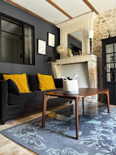 a living room with a couch and a coffee table at Appartement Talmont sur Gironde in Talmont