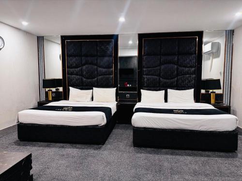 Кровать или кровати в номере OXVUE Boutique Hotel