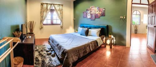 Ένα ή περισσότερα κρεβάτια σε δωμάτιο στο Serenity Holiday Pool Villa, Bangtao Beach