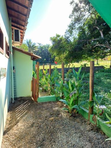 a backyard with a fence and some plants at Cafofo de Dri in Ilha de Boipeba