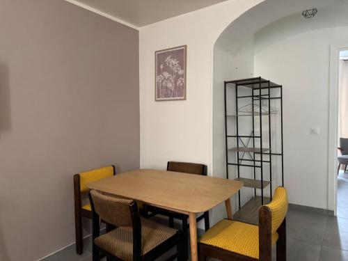 a dining room with a wooden table and chairs at Studio B1 - Centre-Ville Meaux - Proche Disneyland in Meaux