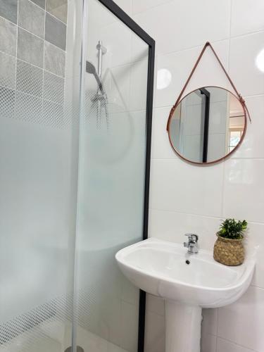 a white bathroom with a sink and a mirror at Studio B1 - Centre-Ville Meaux - Proche Disneyland in Meaux