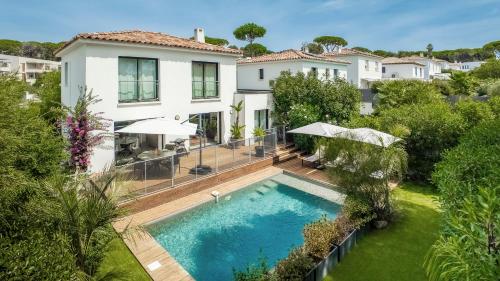 Swimmingpoolen hos eller tæt på Valescure Sun, Pines & Golf Retreat