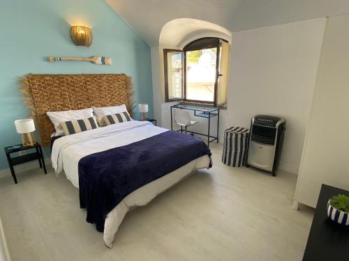 une chambre avec un grand lit et une fenêtre dans l'établissement Blue Beach Home with Terrace, à Albufeira