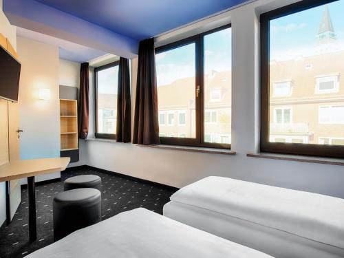 Katil atau katil-katil dalam bilik di B&B Hotel Kiel-Holstenbrücke