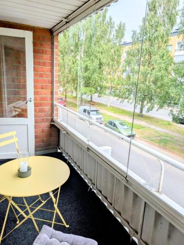 a balcony with a table and a window at Nice and cozy city apartment, free parking in Kemi