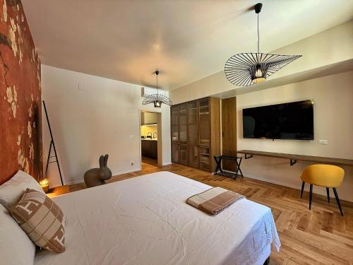 Μια τηλεόραση ή/και κέντρο ψυχαγωγίας στο Roma 77 Luxury Suite