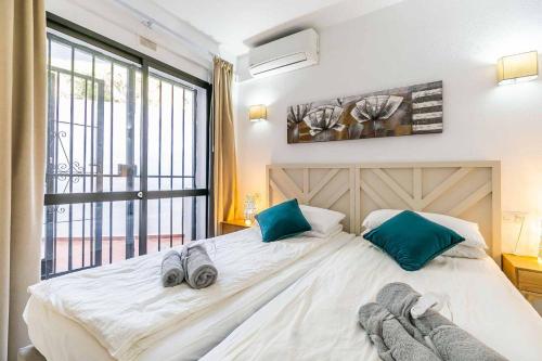 Un dormitorio con una cama con dos pares de zapatos. en Calahonda Park, en Cabopino