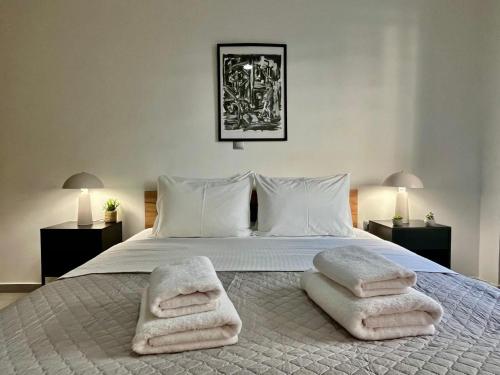 1BR Warm and Earthy apartment in Athens with AC