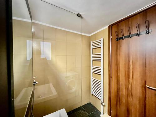 1BR Warm and Earthy apartment in Athens with AC
