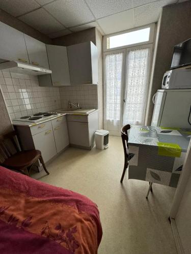 Dapur atau dapur kecil di Studio confortable à Néris-les-Bains - 18 m² + Balcon