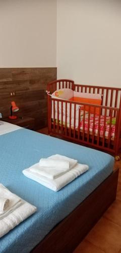 a bedroom with a bed with two towels on it at Al Portec in Vezzano