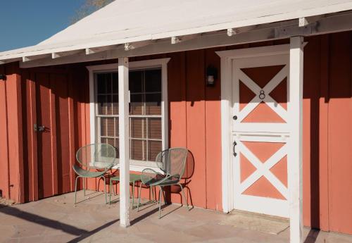 Ein Balkon oder eine Terrasse in der Unterkunft Room 8 - Downtown Joshua Tree Motel - Pet Friendly - Walk to Shops & Visitor Center, Minutes to Park Entrance