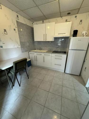 Η κουζίνα ή μικρή κουζίνα στο Studio charmant à Néris-les-Bains, 20 m², avec terrasse C