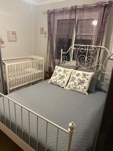 a bedroom with a crib with two pillows at Casa Lucía in Breña Baja