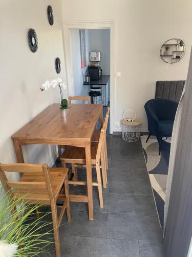 a dining room with a wooden table and chairs at Atelier Voyageur in Chartres
