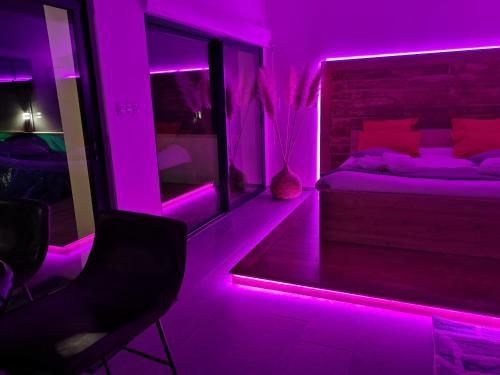 Katil atau katil-katil dalam bilik di Cocon D'amour En Luberon - Chambre Spa a proximite de l'Isle sur la Sorgue