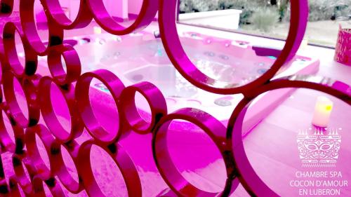 Gambar di galeri bagi Cocon D'amour En Luberon - Chambre Spa a proximite de l'Isle sur la Sorgue di LʼIsle-sur-la-Sorgue