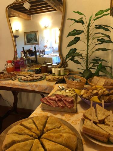 a table topped with lots of different types of bread at Agriturismo Malpensata in Radda in Chianti