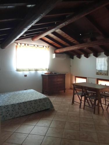 a bedroom with a bed and a table and chairs at Eliza's in Lurate Caccivio