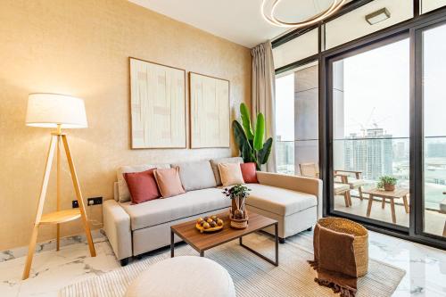 Ruang duduk di Full Cleveland & Canal View - Big Balcony - High Floor - 5 min walk from Cleveland, ADGM and Galleria