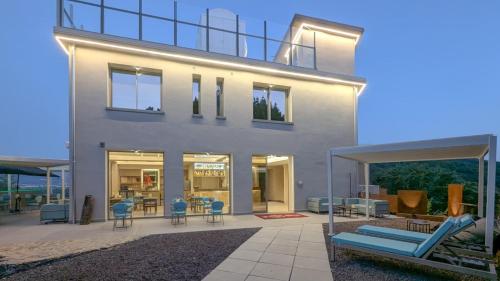 a house with a patio with chairs and tables at Le Stele Hotel in Arcola
