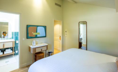 Ein Bett oder Betten in einem Zimmer der Unterkunft La Villa du Moulleau